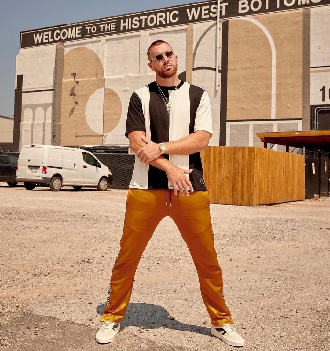 Travis Kelce cuida mucho su estilo y suele sorprender con outfits...