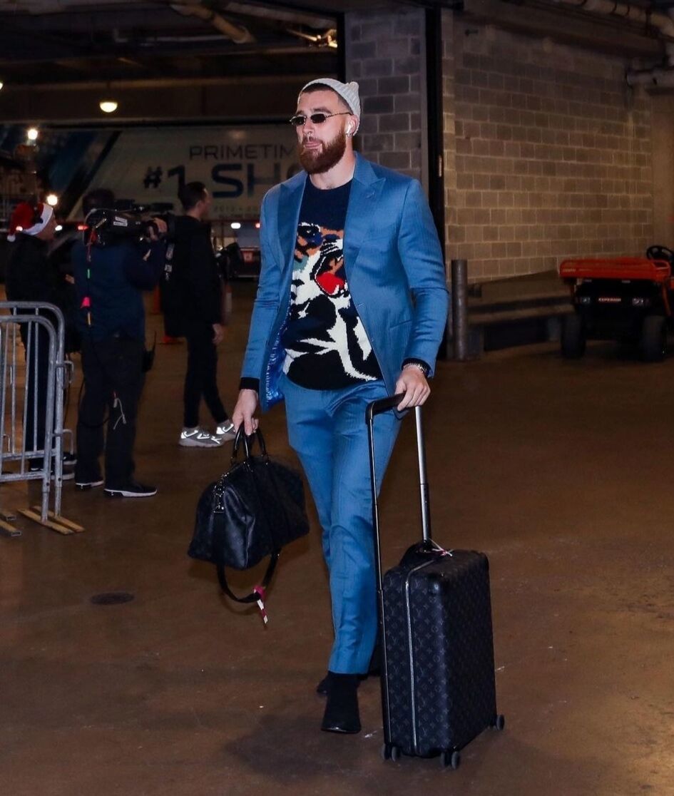 Travis Kelce cuida mucho su estilo y suele sorprender con outfits...