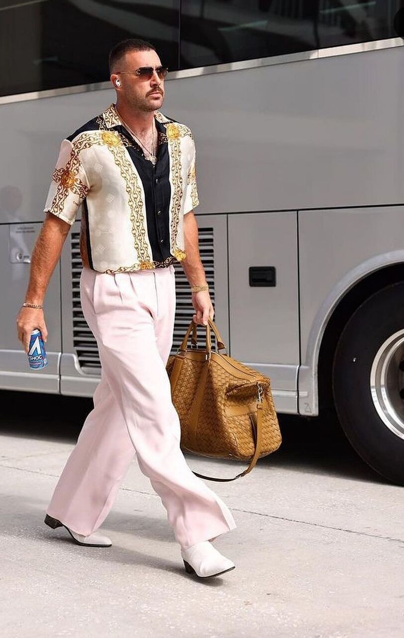 Travis Kelce cuida mucho su estilo y suele sorprender con outfits...