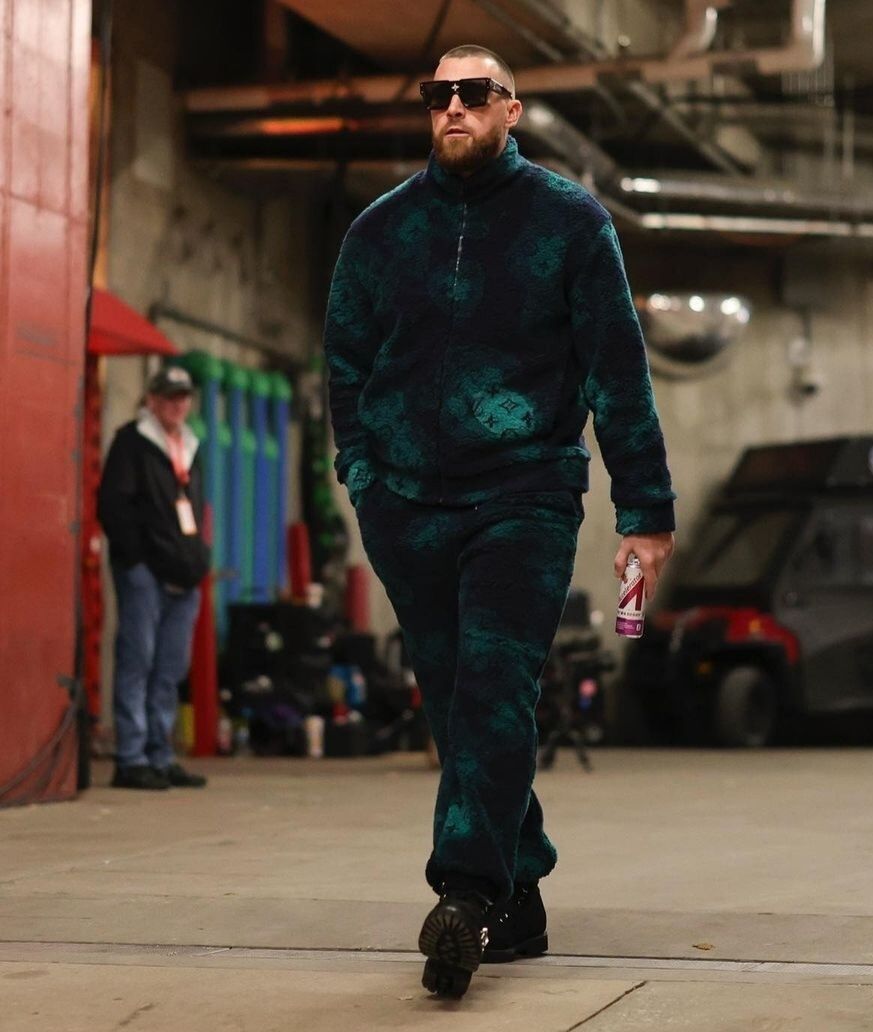 Travis Kelce cuida mucho su estilo y suele sorprender con outfits...