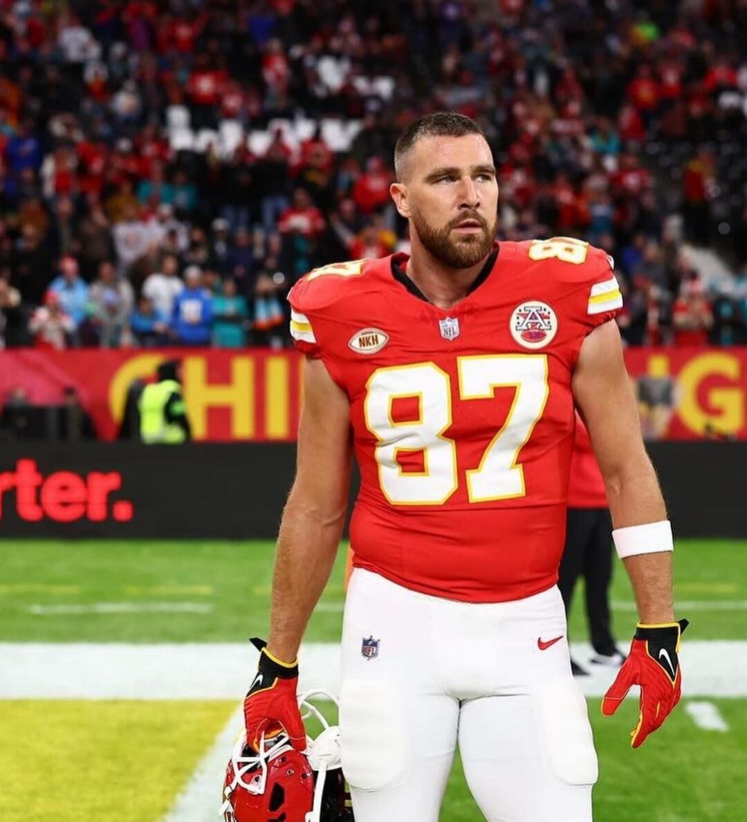 Travis Kelce cuida mucho su estilo y suele sorprender con outfits...