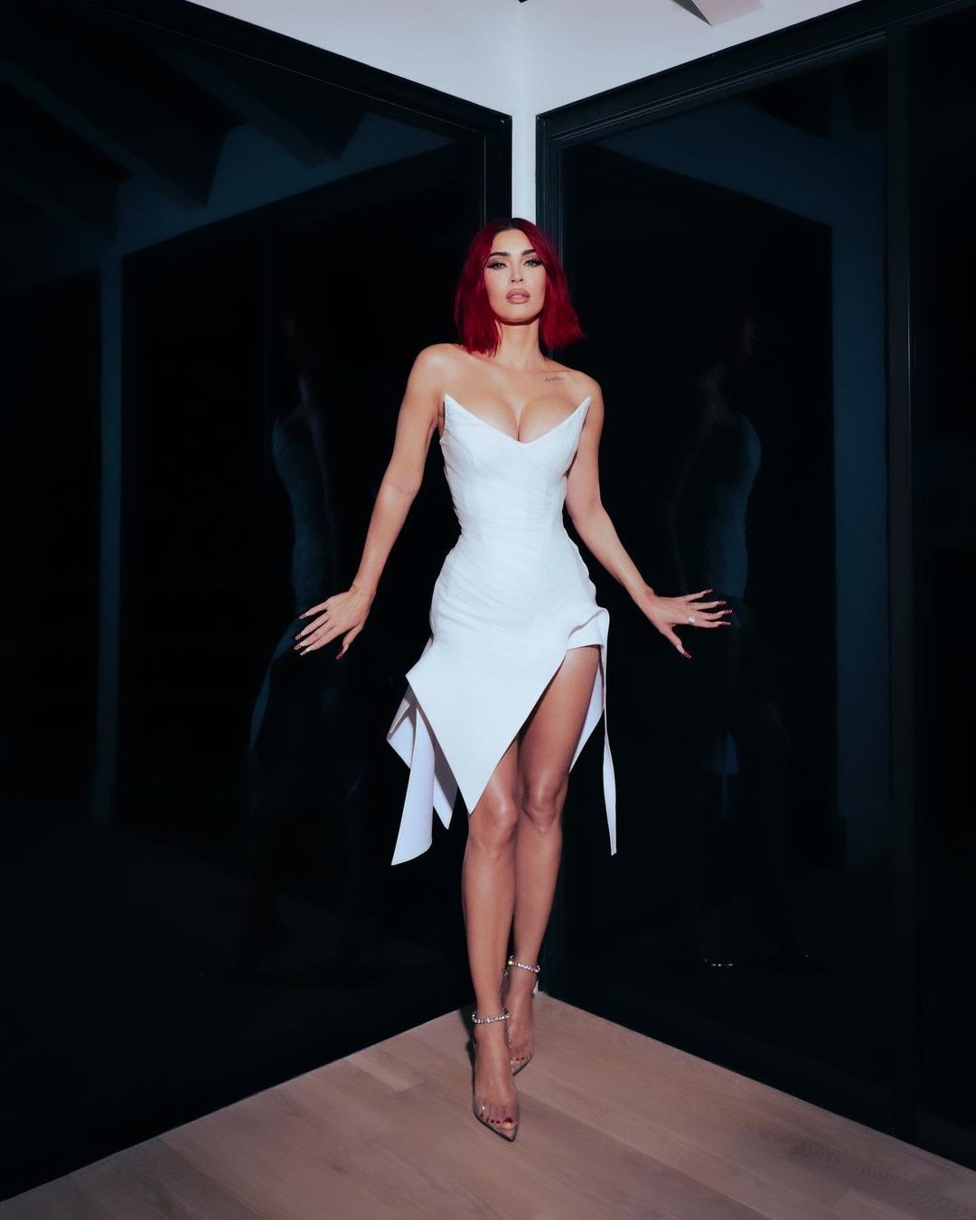 Megan Fox: Más sexy que nunca al lucir un ajustado vestido blanco que resalta sus curvas