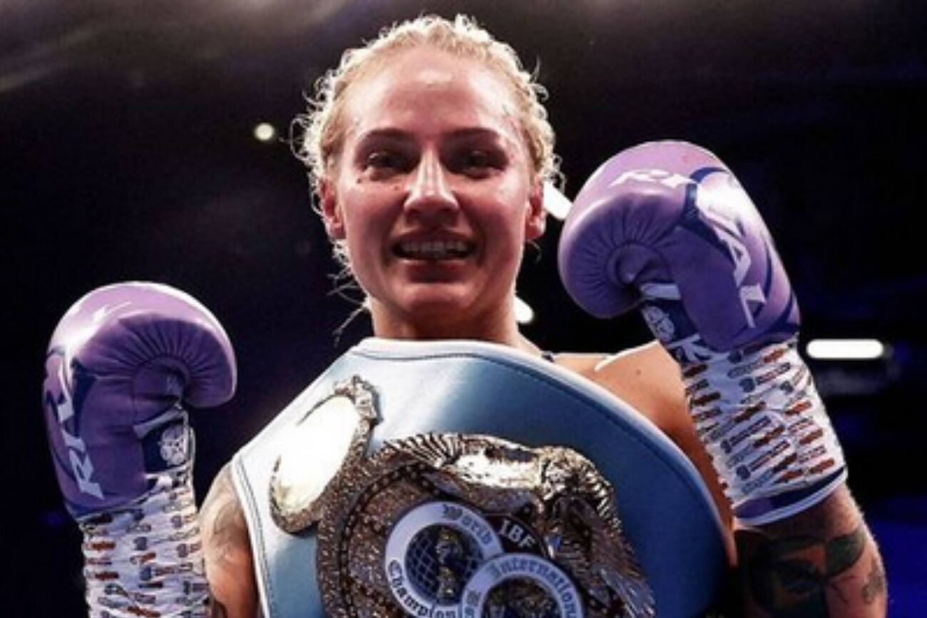 La boxeadora Ebanie Bridges (8-1), campeona mundial de peso gallo de...