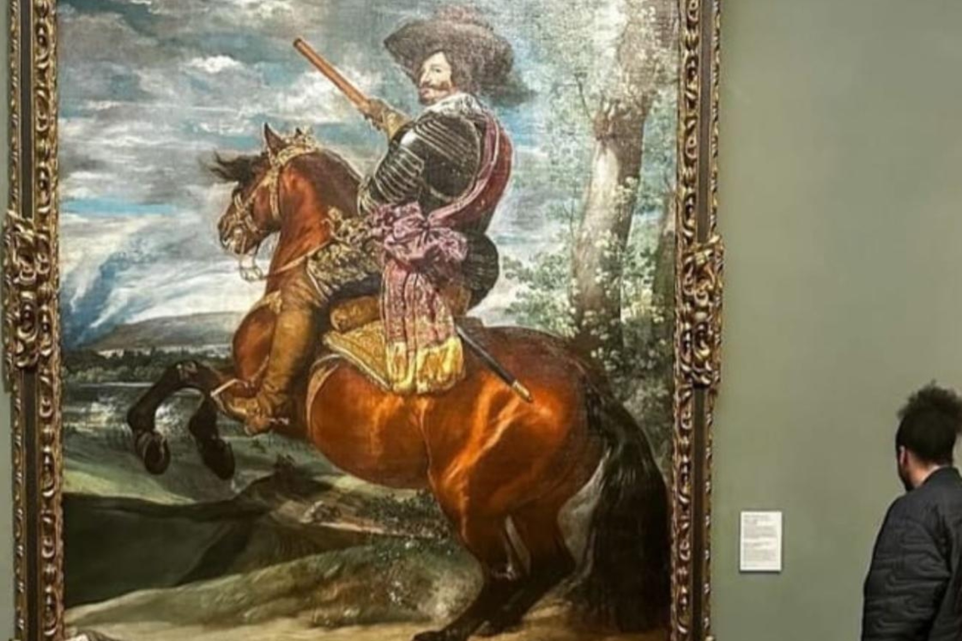 Colin Kaepernick disfrutando del cuadro de Diego Velzquez, Gaspar de Guzmn, conde-duque de Olivares, del Museo del Prado de Madrid