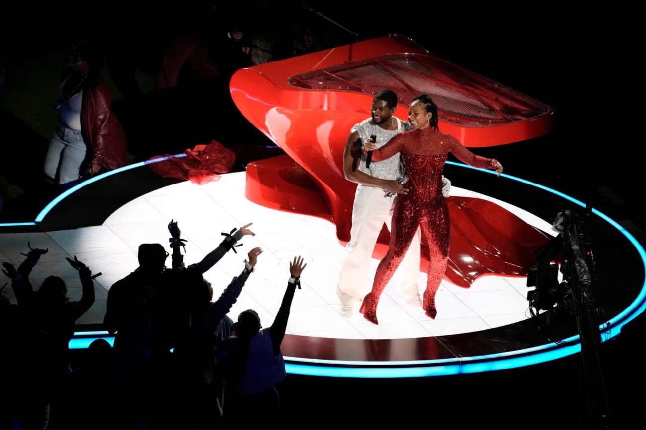 Usher y Alicia Keys empezaron a animar a la audiencia en el estadio de...