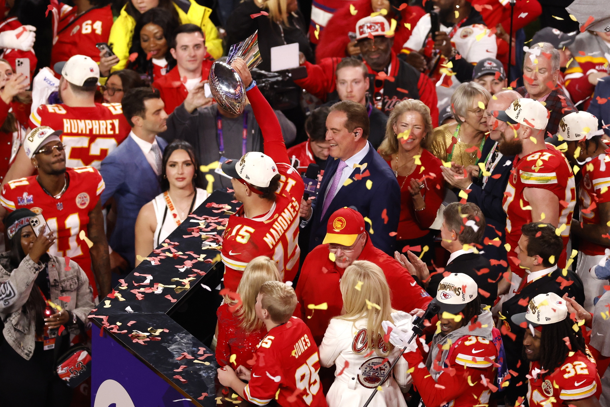 Las Vegas (United States), 11/02/2024.- Kansas City Chiefs quarterback Patrick Mahomes (C) holds up the Vince Lombardy Trophy after winning Super Bowl LVIII against the San Fransisco 49ers at Allegiant Stadium in Las Vegas, Nevada, USA, 11 February 2024. The Super Bowl is the annual championship game of the NFL between the AFC Champion and the NFC Champion and has been held every year since 1967. EFE/EPA/CAROLINE BREHMAN