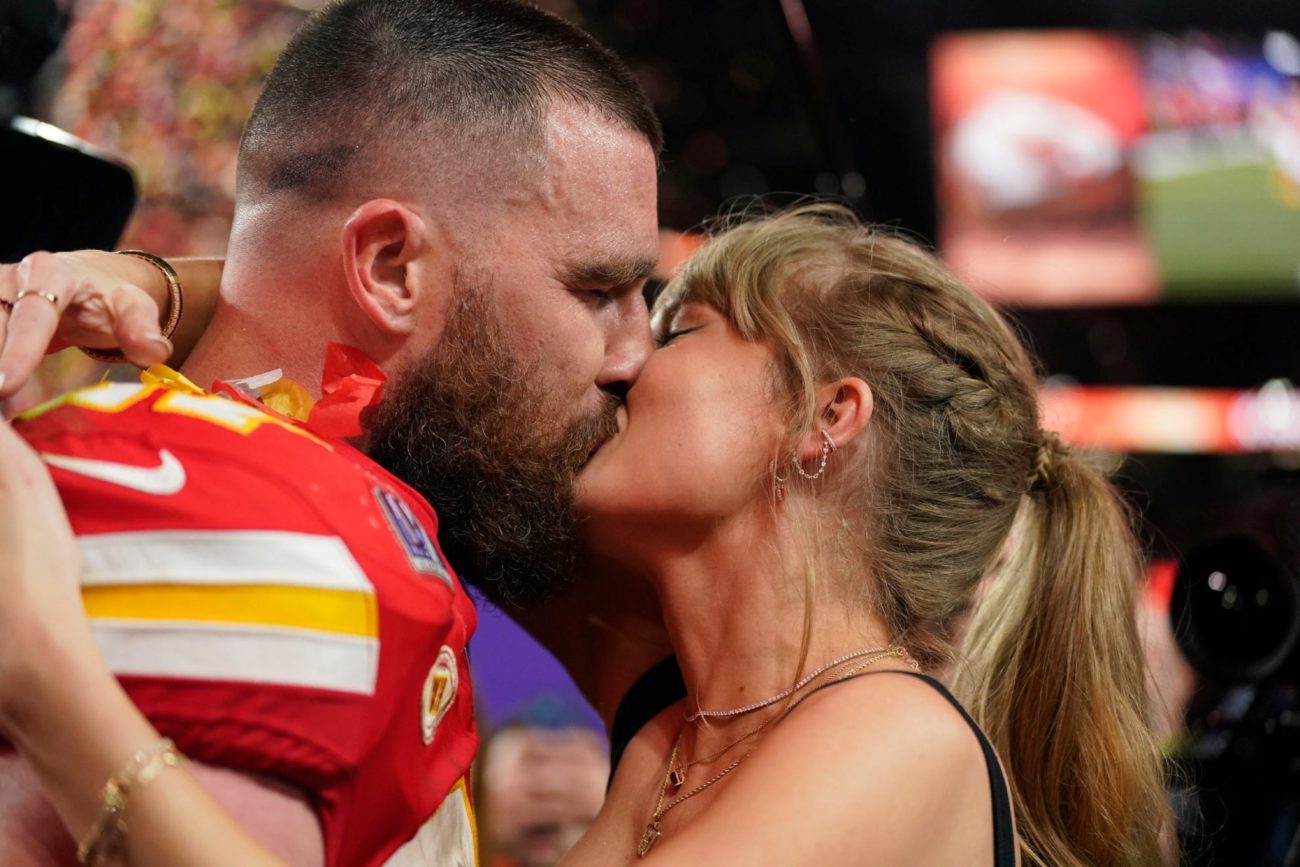 Como final de pelcula, el mejor premio para Travis Kelce fue el beso...