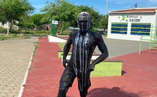 Daniel Alves estatua vandalizada Juazeiro ataques vandlicos condena violacin.