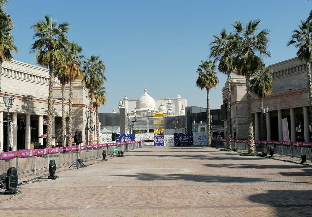 Imagen del bulevar que conduce hasta la entrada del parque temtico