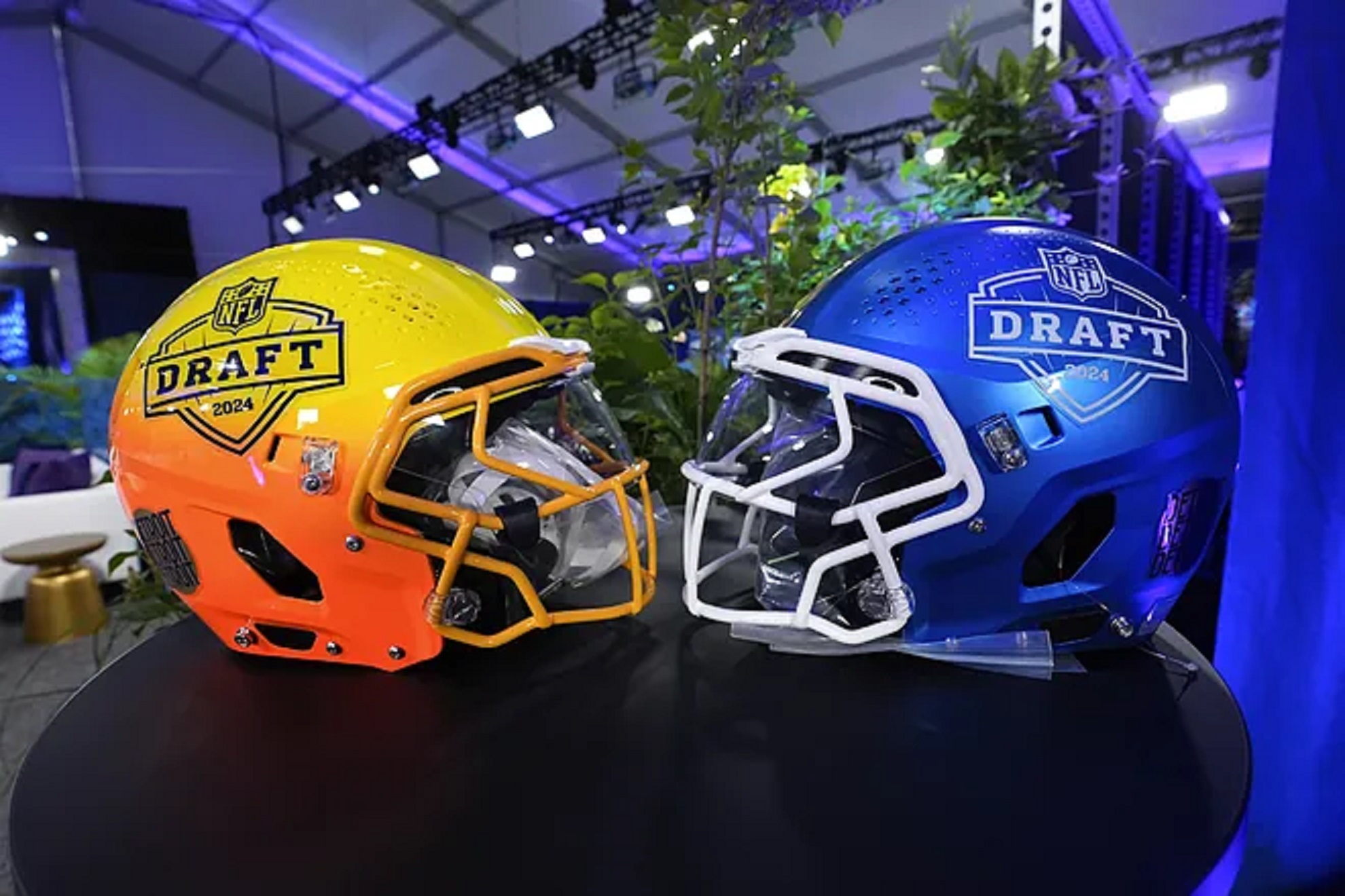 Los cascos se exhiben en la sala verde del Draft de la NFL.
