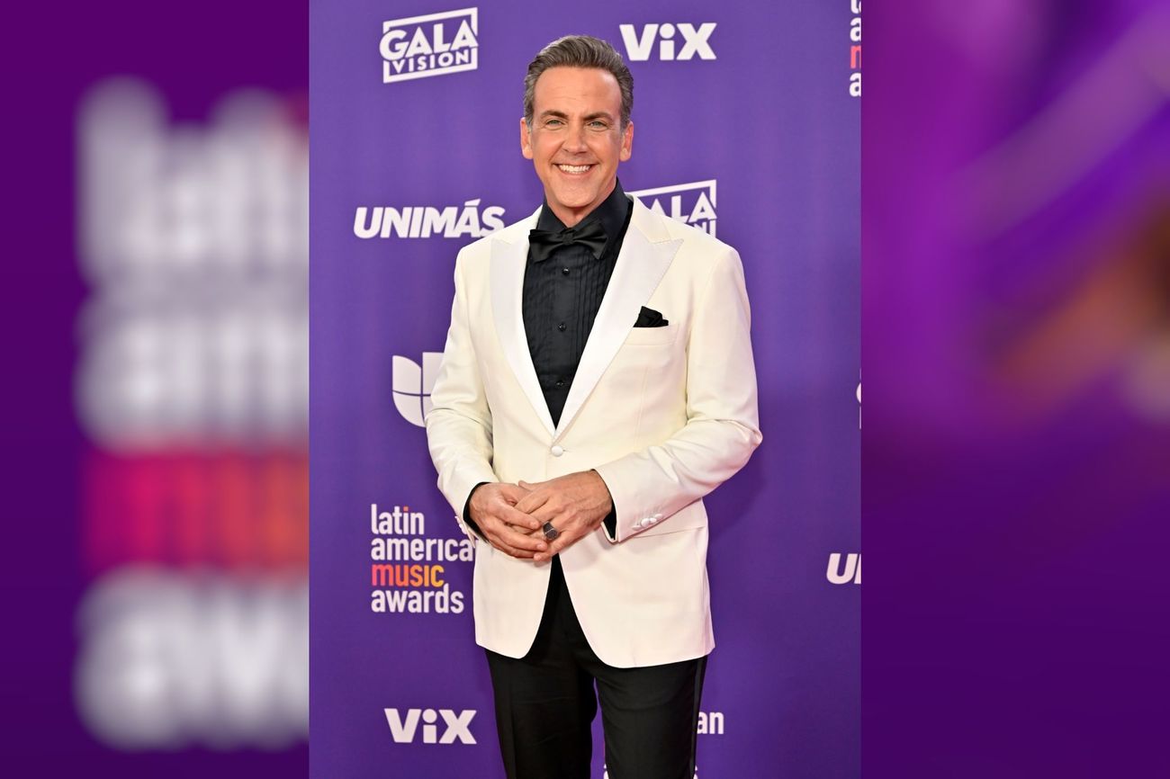 Carlos Ponce derrocha su elegancia en la Alfombra Roja