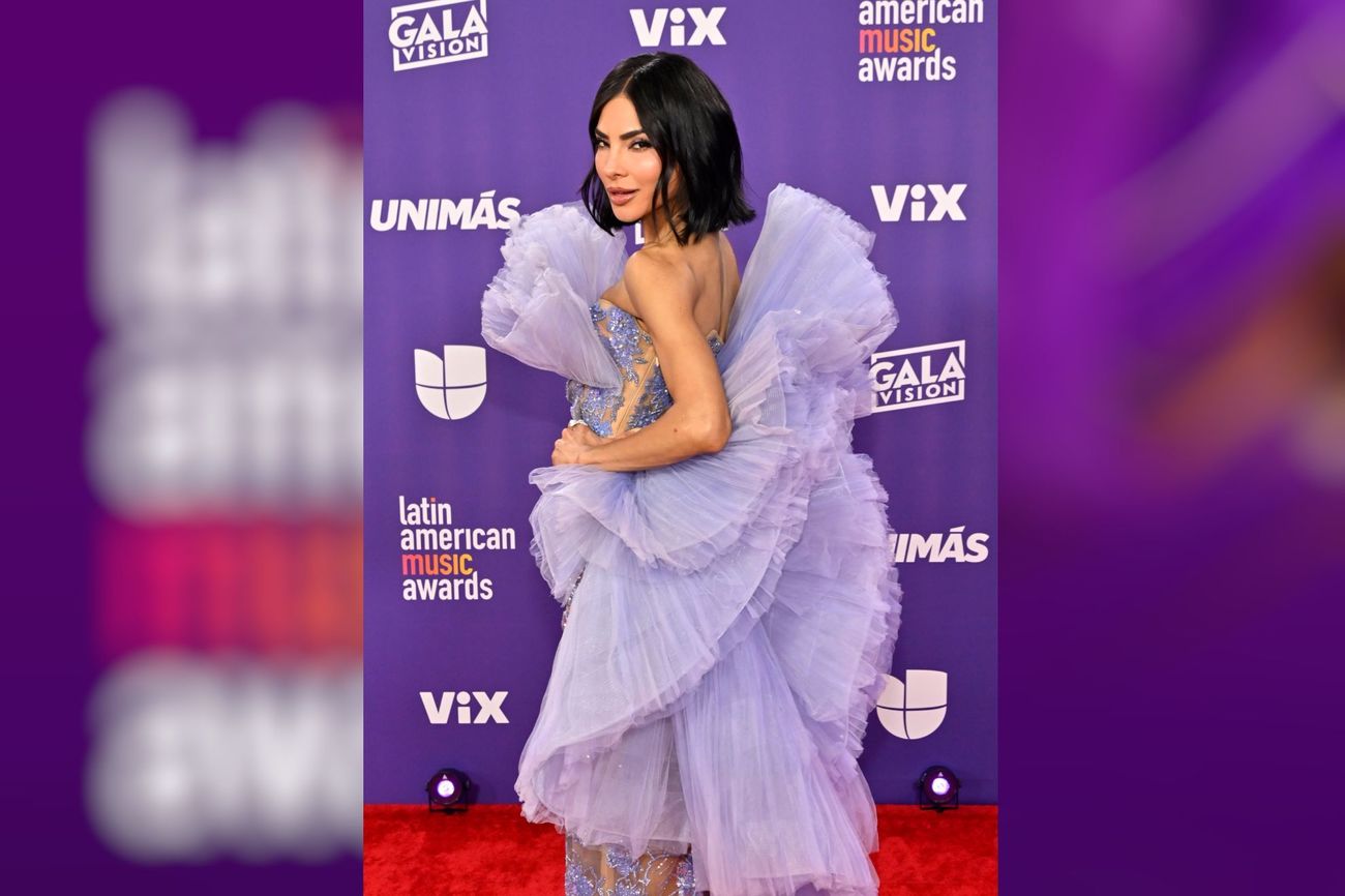 Alejandra Espinoza tambin rob cmara con su elegante vestuario