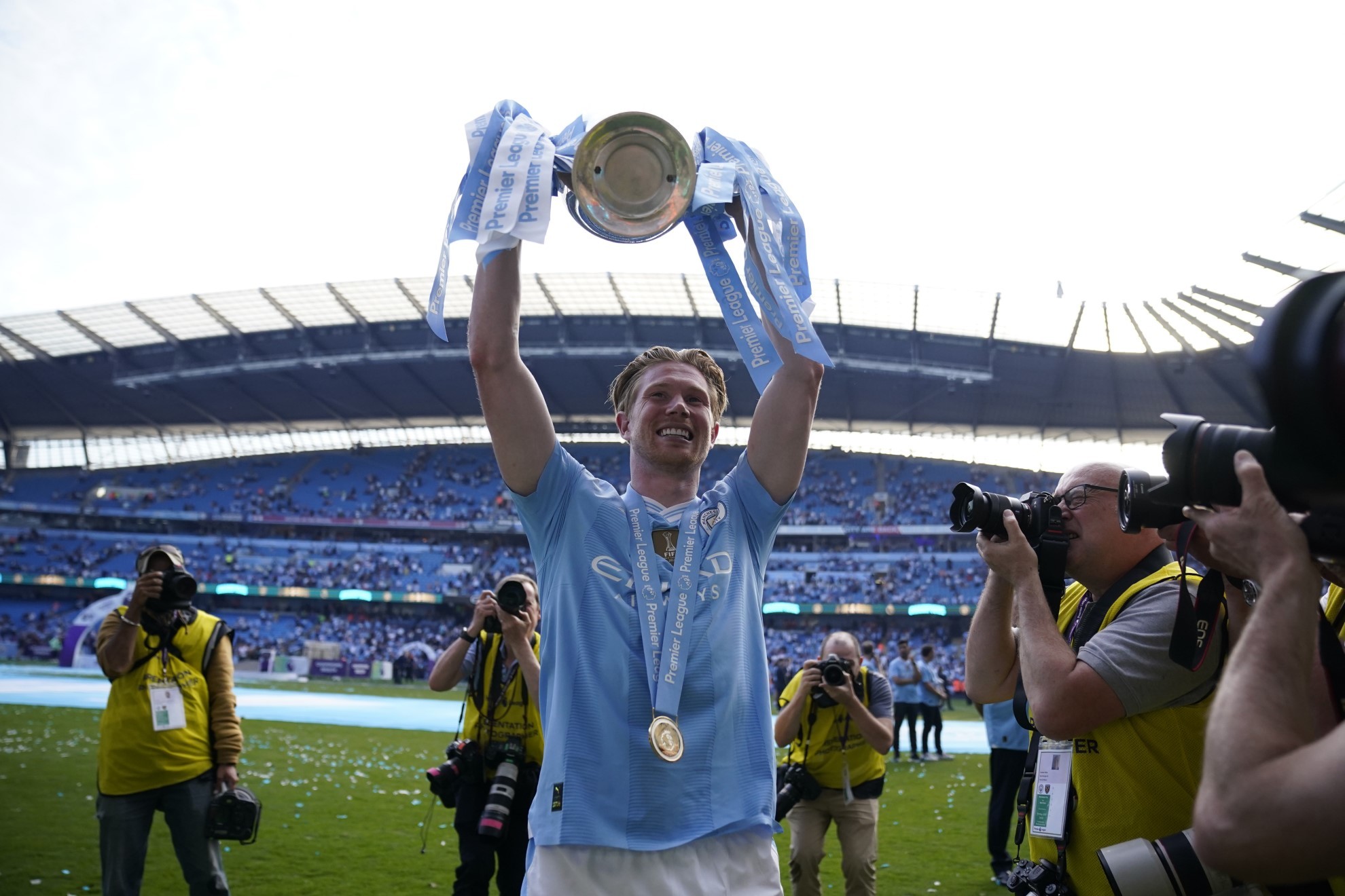 Kevin de Bruyne levanta el trofeo de campen de la Premier League. (Foto: LAPRESSE)