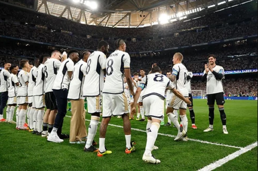 Sus compaeros saltaron al campo portando la camiseta blanca con el...