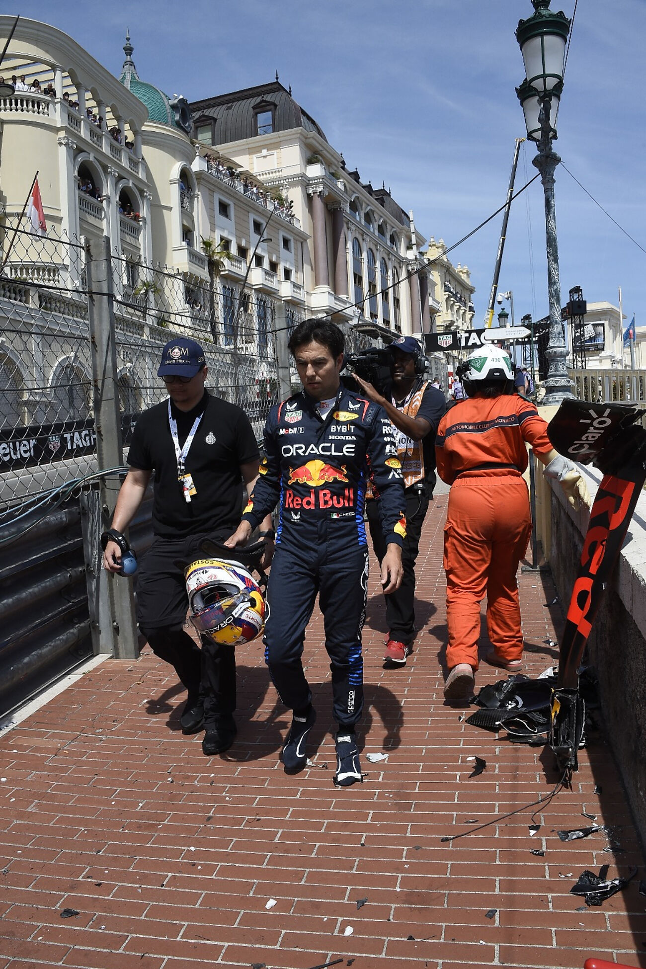 Checo Prez se fue caminando a los pits tras su fuerte accidente en...