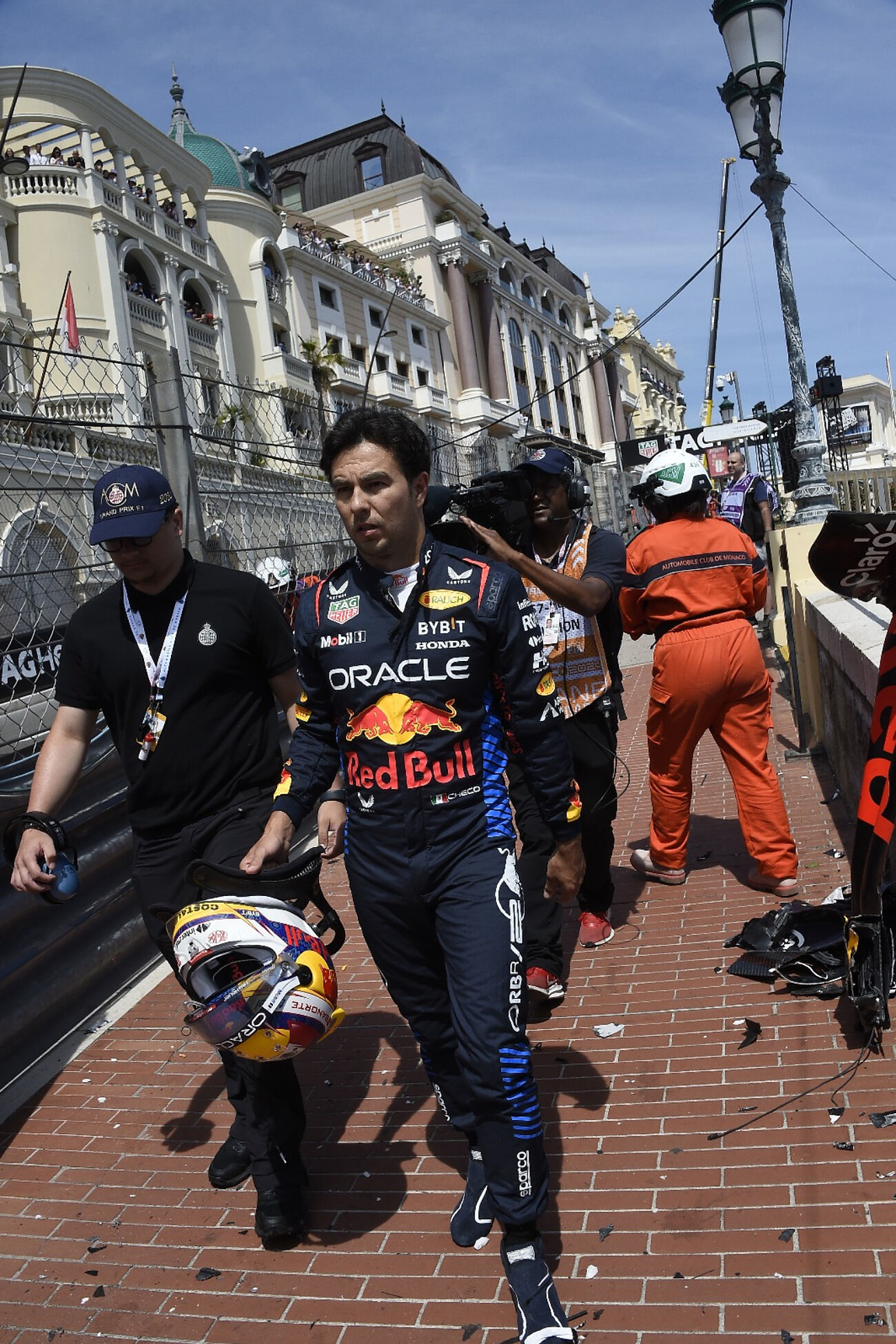 Checo Prez se fue caminando a los pits tras su fuerte accidente en...