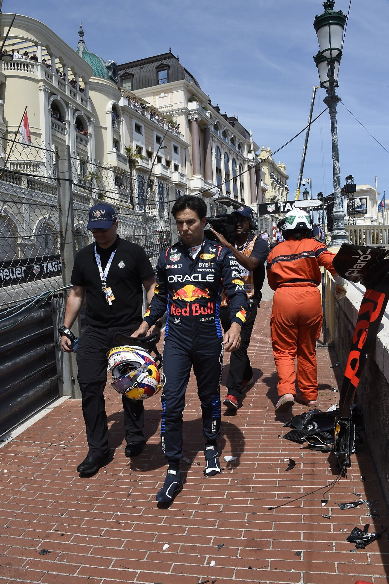 Checo Prez se fue caminando a los pits tras su fuerte accidente en...