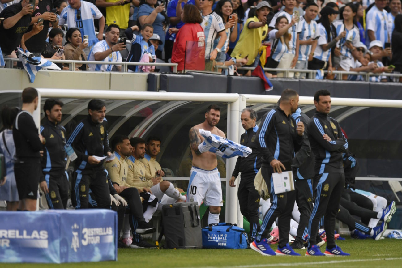 Aunque Messi empez el partido fuera del once titular de Scaloni, en...