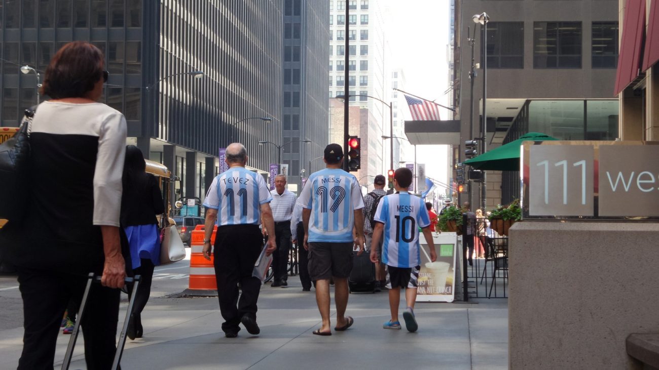 Miles de aficionados de Messi y de Argentina invadieron Chicago con...
