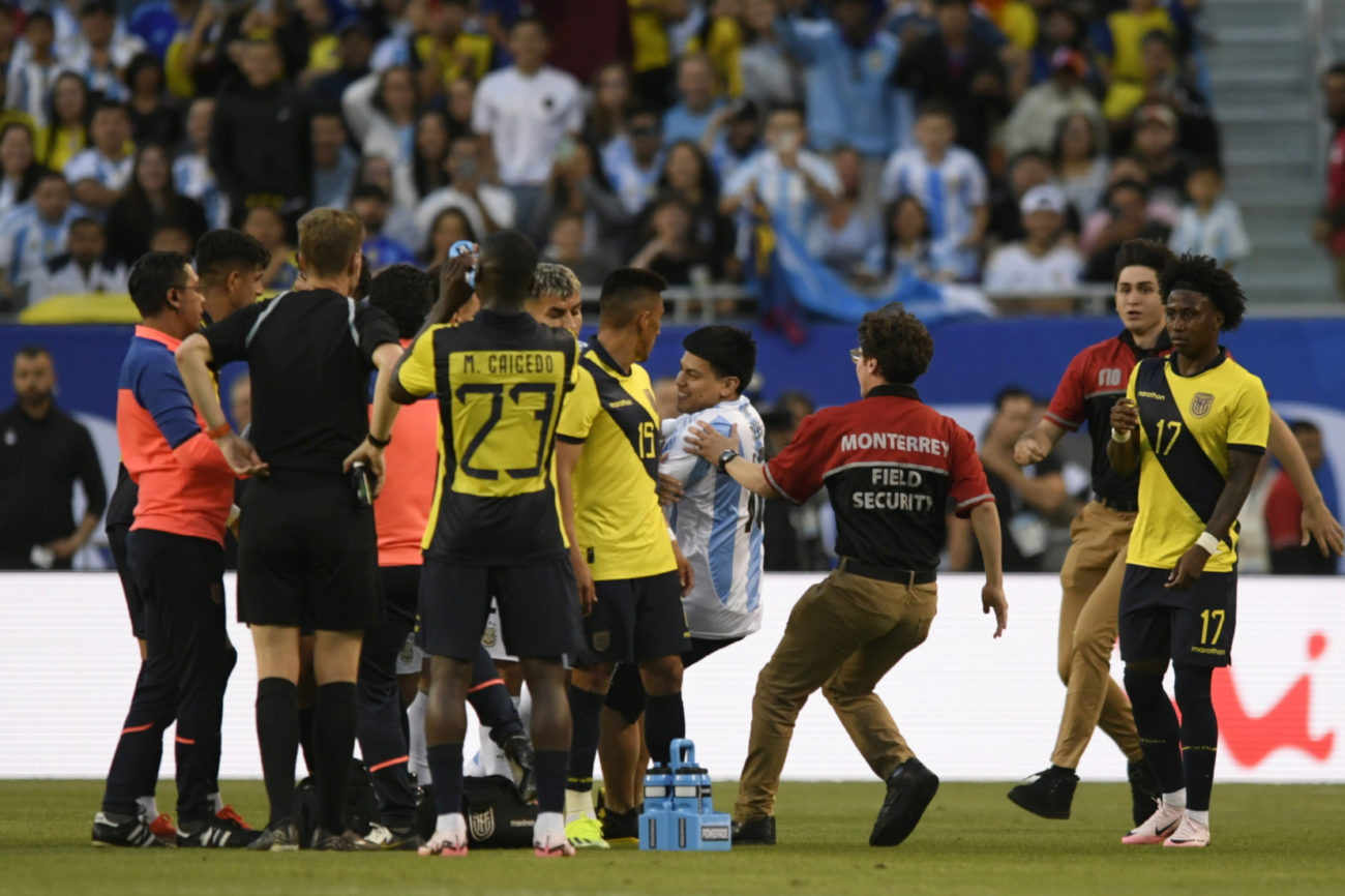 Finalmente, lo mienbros de seguridad del estadio, lograron...