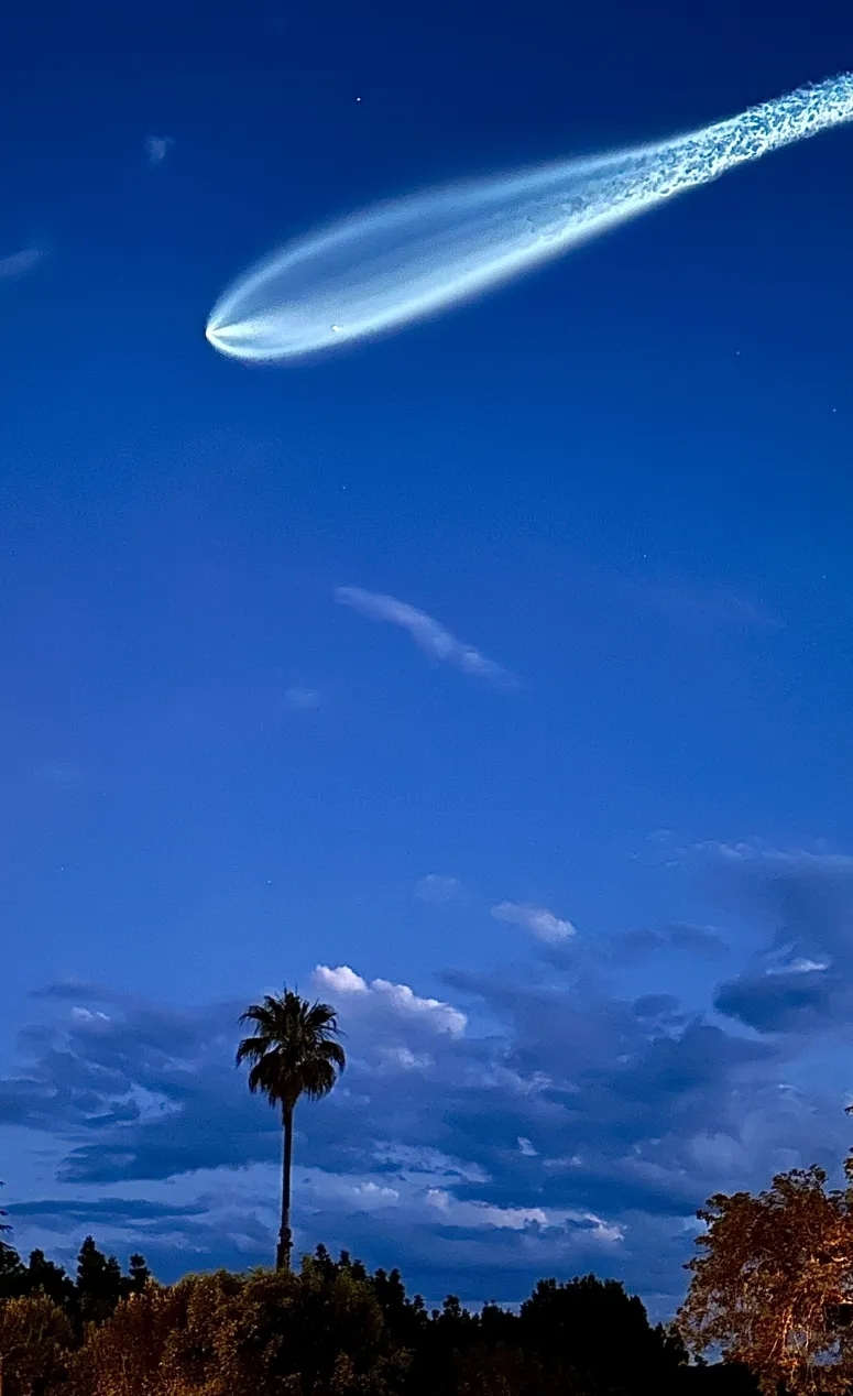 Cohete SpaceX Falcon 9 visto desde Agoura Hills.