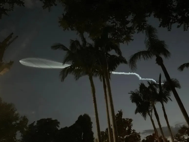 Cohete SpaceX Falcon 9 visto desde Toluca Lake.