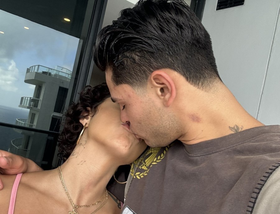 Ryan Garca besa a su nueva novia. (Foto: X @RyanGarcia)