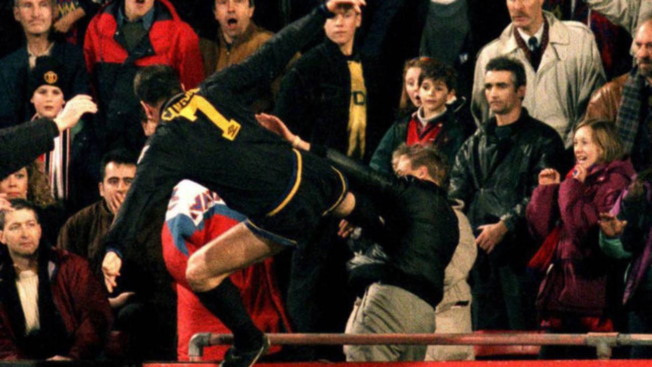 El 25 de enero de 1995 Eric Cantona dio una patada de kung fu a un...