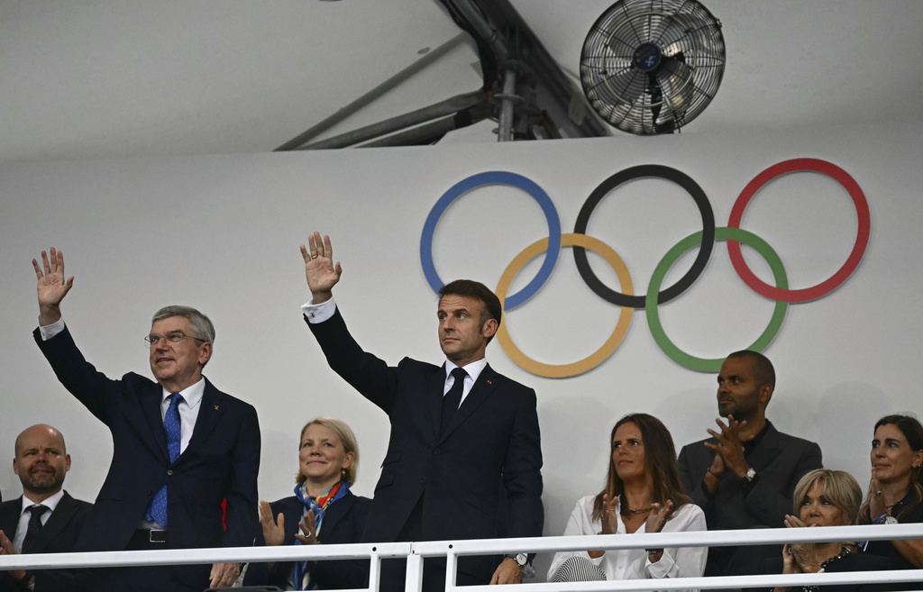 Thomas Bach, presidente del COI (Izq.) y Emanuel Macron, presidente de...