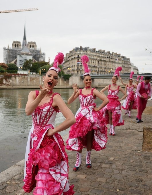 Homenaje al tpico ambiente del Moulin Rouge y el cabaret