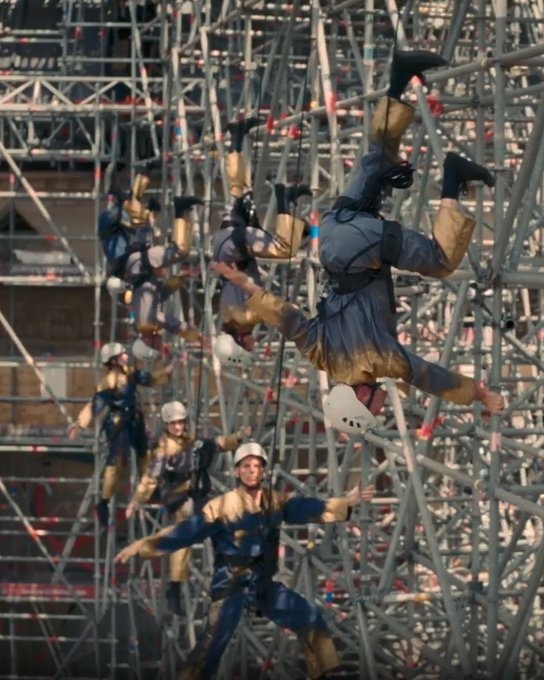 El homenaje de Francia a los trabajadores que rehabilitan la Catedral...