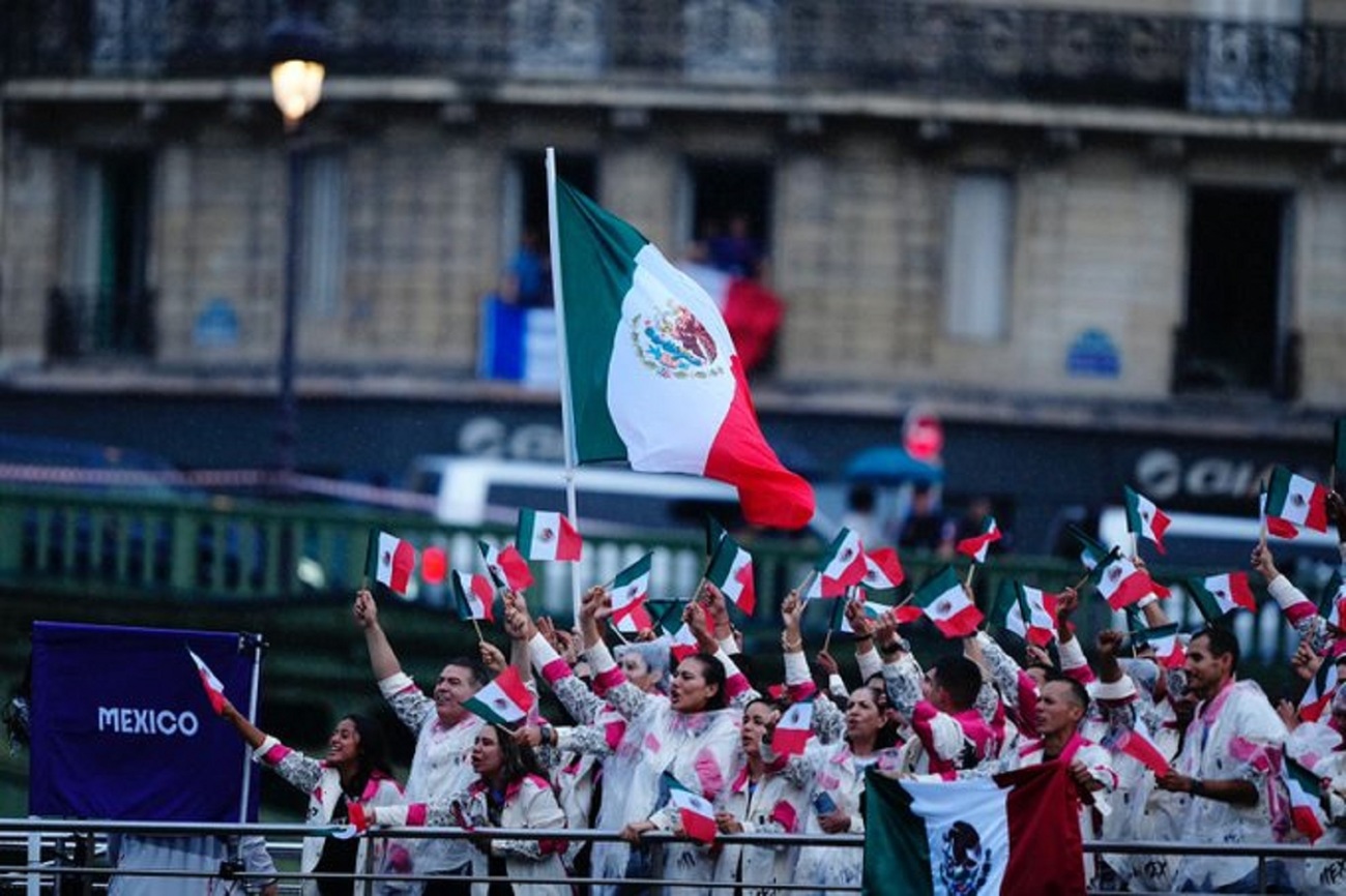 La presencia de la delegacin mexicana por el Sena, en medio de una...