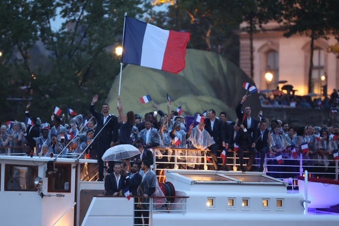 La delegacin francesa cierra el desfile de atletas