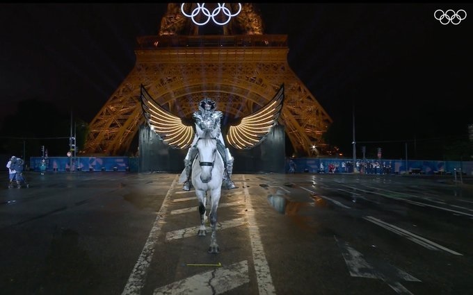 Una imagen muy poderosa al pie de la Torre Eiffel