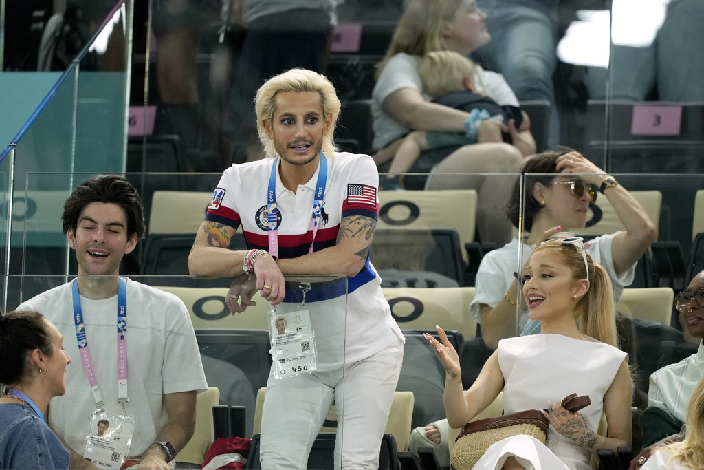 Frankie Grande, en el centro, y Ariana Grande, sentada.