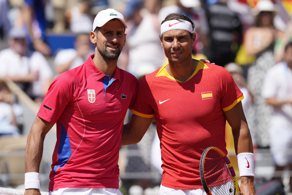 Así posaron Djokovic y Nadal en la pista principal de Roland Garros.