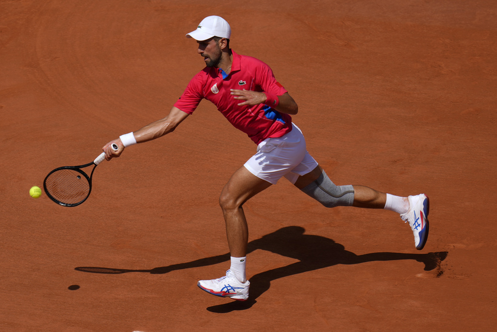 Djokovic devuelve una bola ante Nadal.