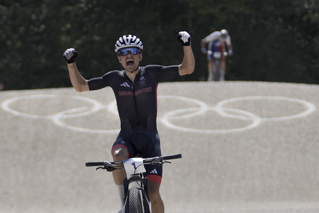 Tom Pidcock celebra su oro.