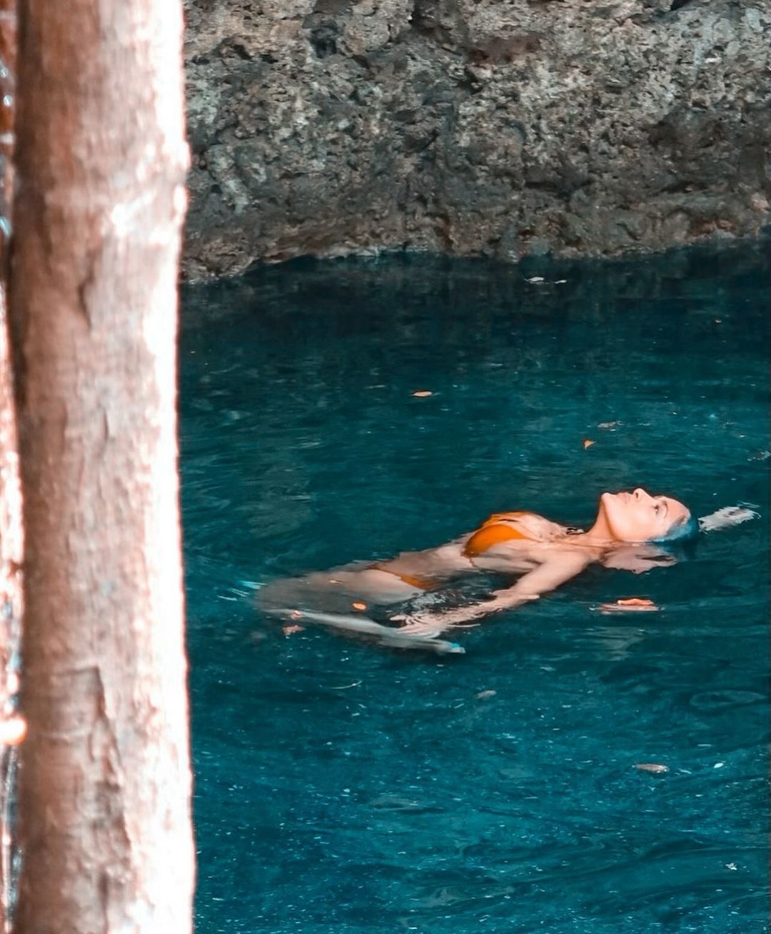 Salma disfruta de los cenotes mexicanos.