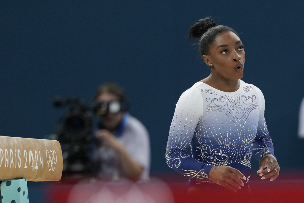 Simone Biles qued 5 clasificada en barra fija despus de que se...