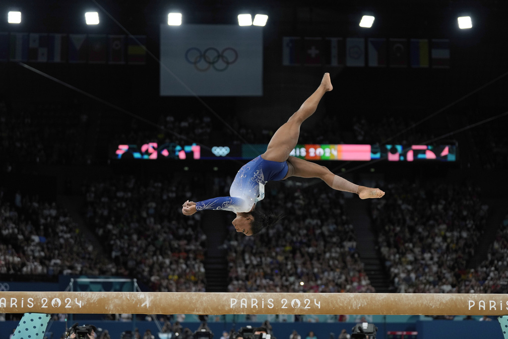 Simone Biles qued 5 clasificada en barra fija despus de que se...