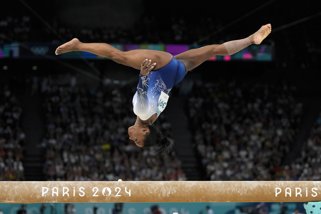 Simone Biles qued 5 clasificada en barra fija despus de que se...