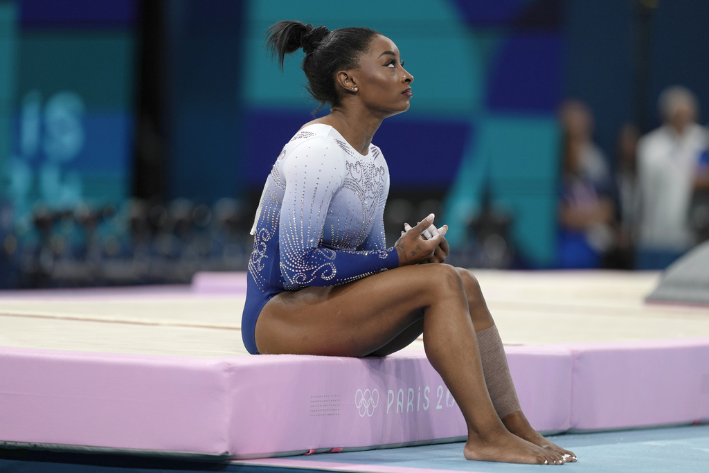 Simone Biles qued 5 clasificada en barra fija despus de que se...