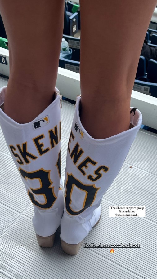 Las botas con las que Olivia Dunne apoy a Paul Skenes en el Yankee Stadium. (Foto: IG @livvydunne)