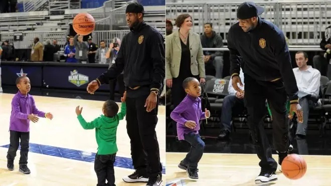 LeBron jugando con dos de sus hijos cuando eran pequeos.