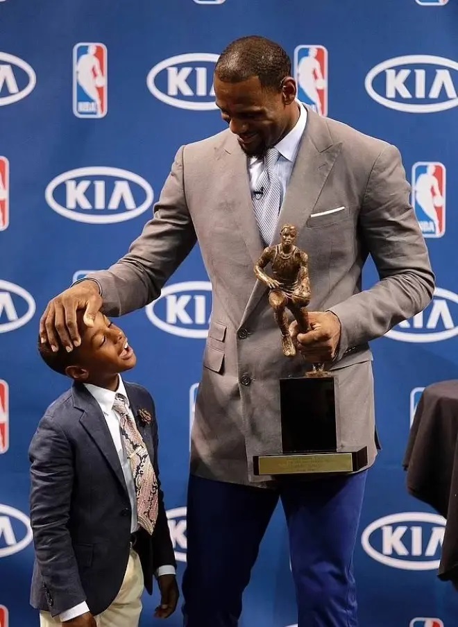 LeBron junto a Bronny, que entonces tena 8 aos, cuando recibi el premio de MVP de la NBA en 2012.