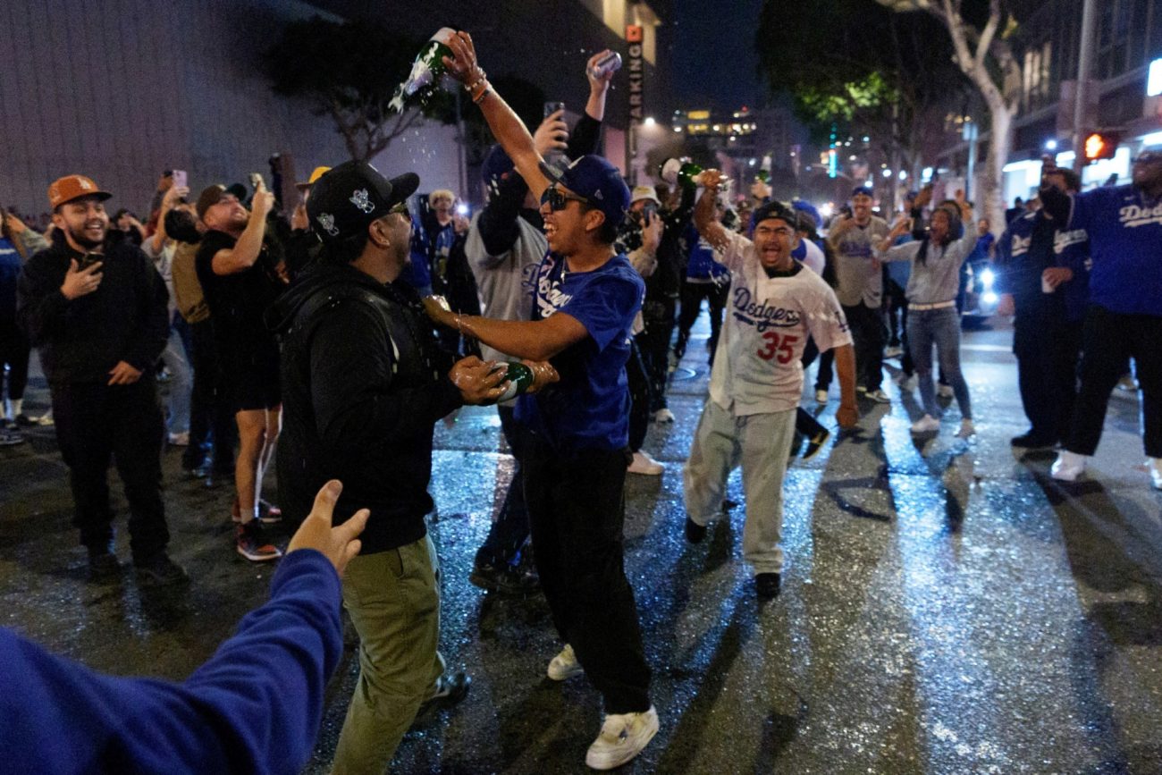 Todo era fiesta entre los fans de los Dodgers, pero algo comenzaba a...