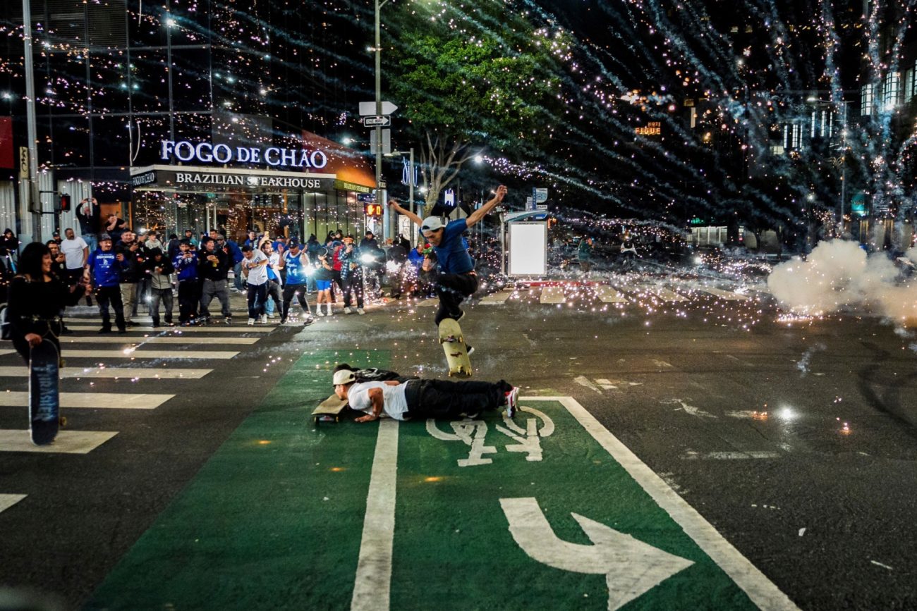 Jvenes aprovecharon para hacer saltos en patineta.