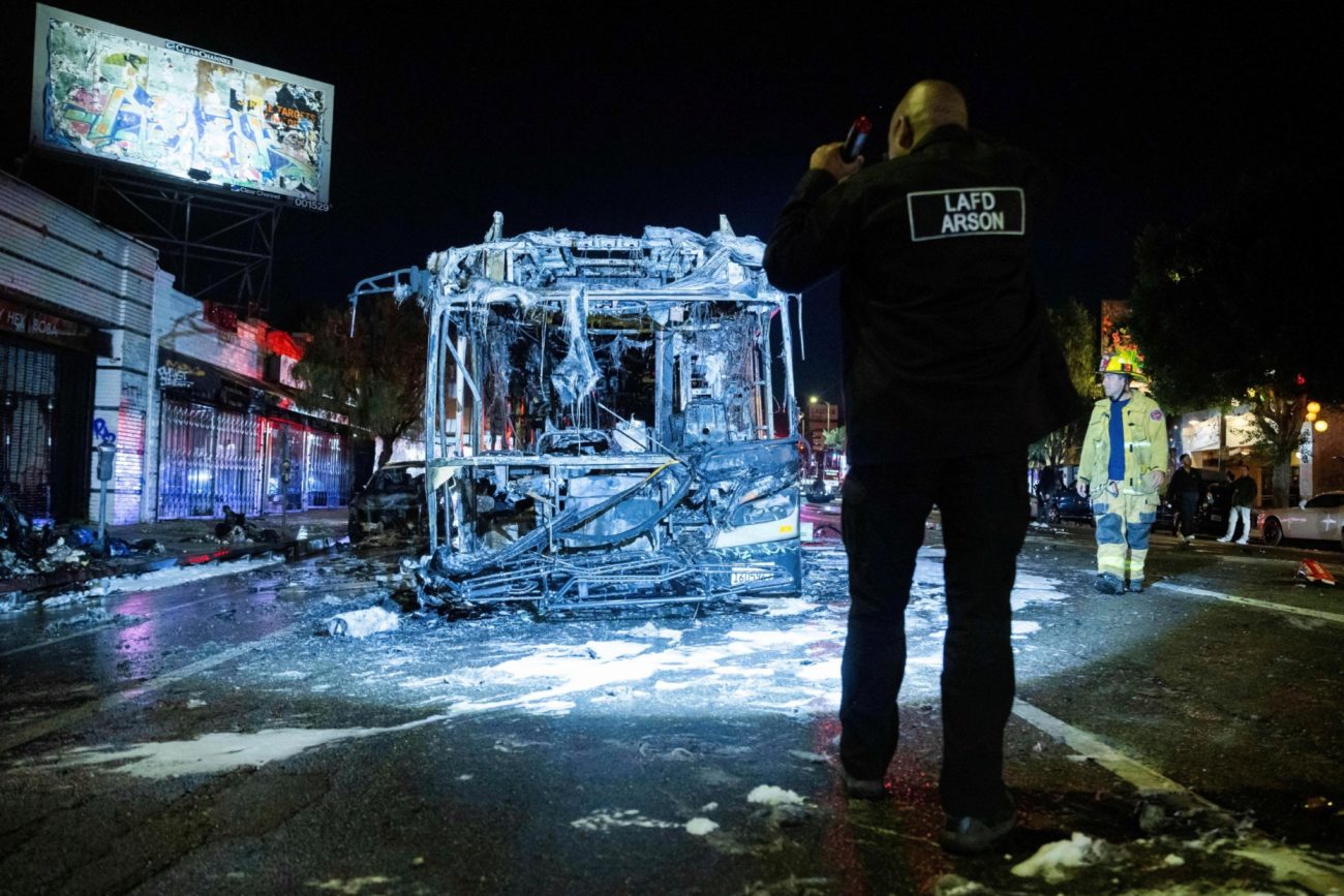 Varios autobuses sufrieron el ataque de los inadaptados.