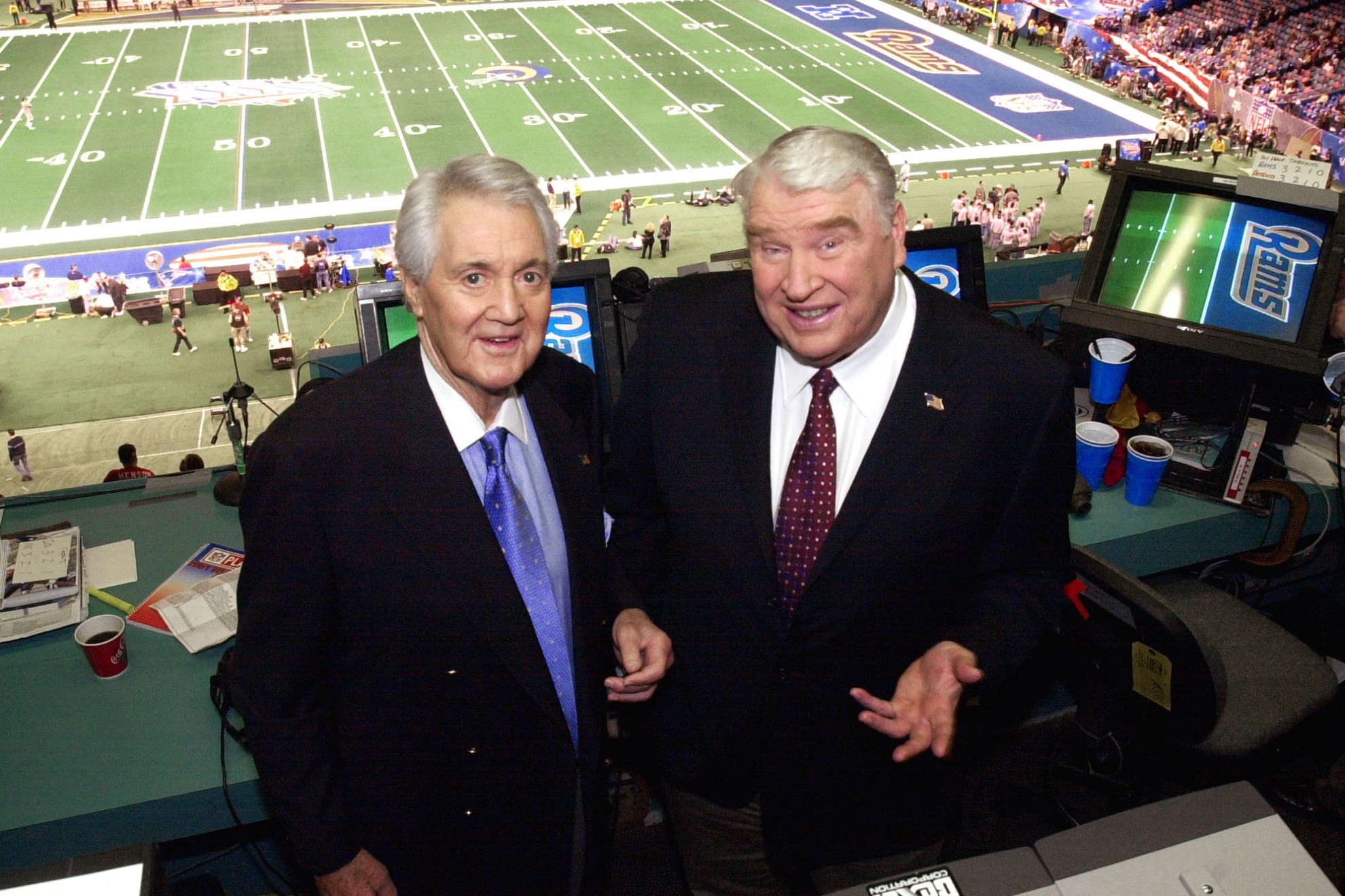 Pat Summerall y John Madden en la transmisin del Super Bowl XXXVI entre Rams y Patriots. Lapresse